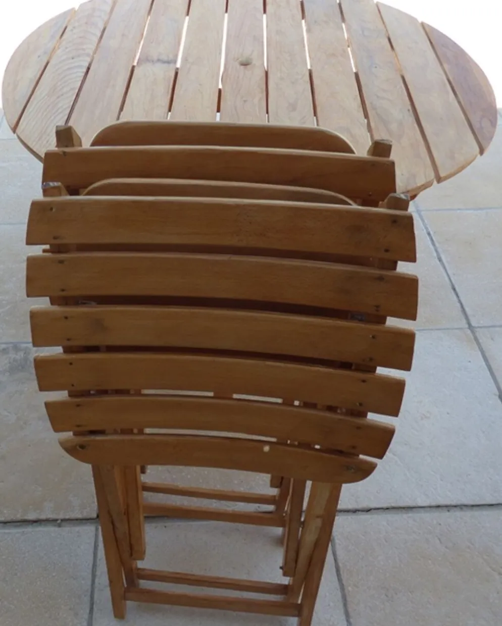 Table et 2 chaises pliantes de jardin en bois naturel