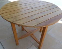 Table et 2 chaises pliantes de jardin en bois naturel