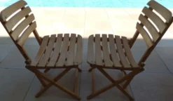 Table et 2 chaises pliantes de jardin en bois naturel