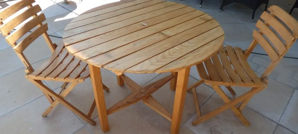 Table et 2 chaises pliantes de jardin en bois naturel