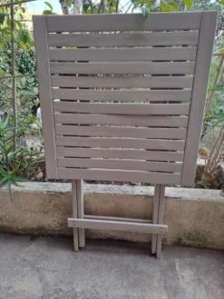 Table jardin pliante en bois peinte en beige grisé carrée