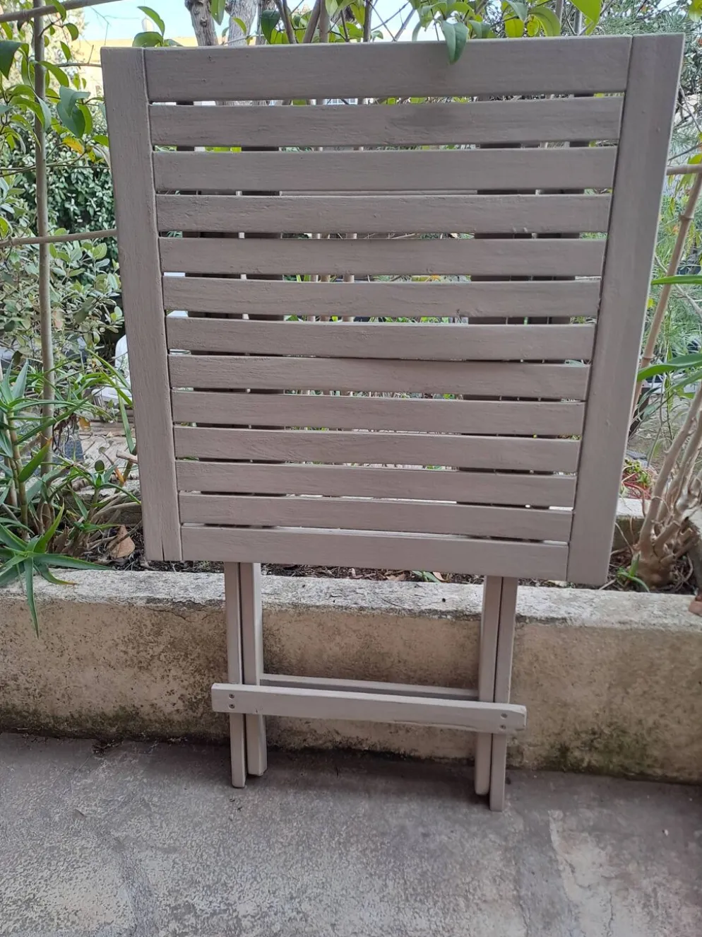 Table jardin pliante en bois peinte en beige grisé carrée