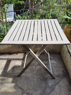 Table jardin pliante en bois peinte en beige grisé carrée