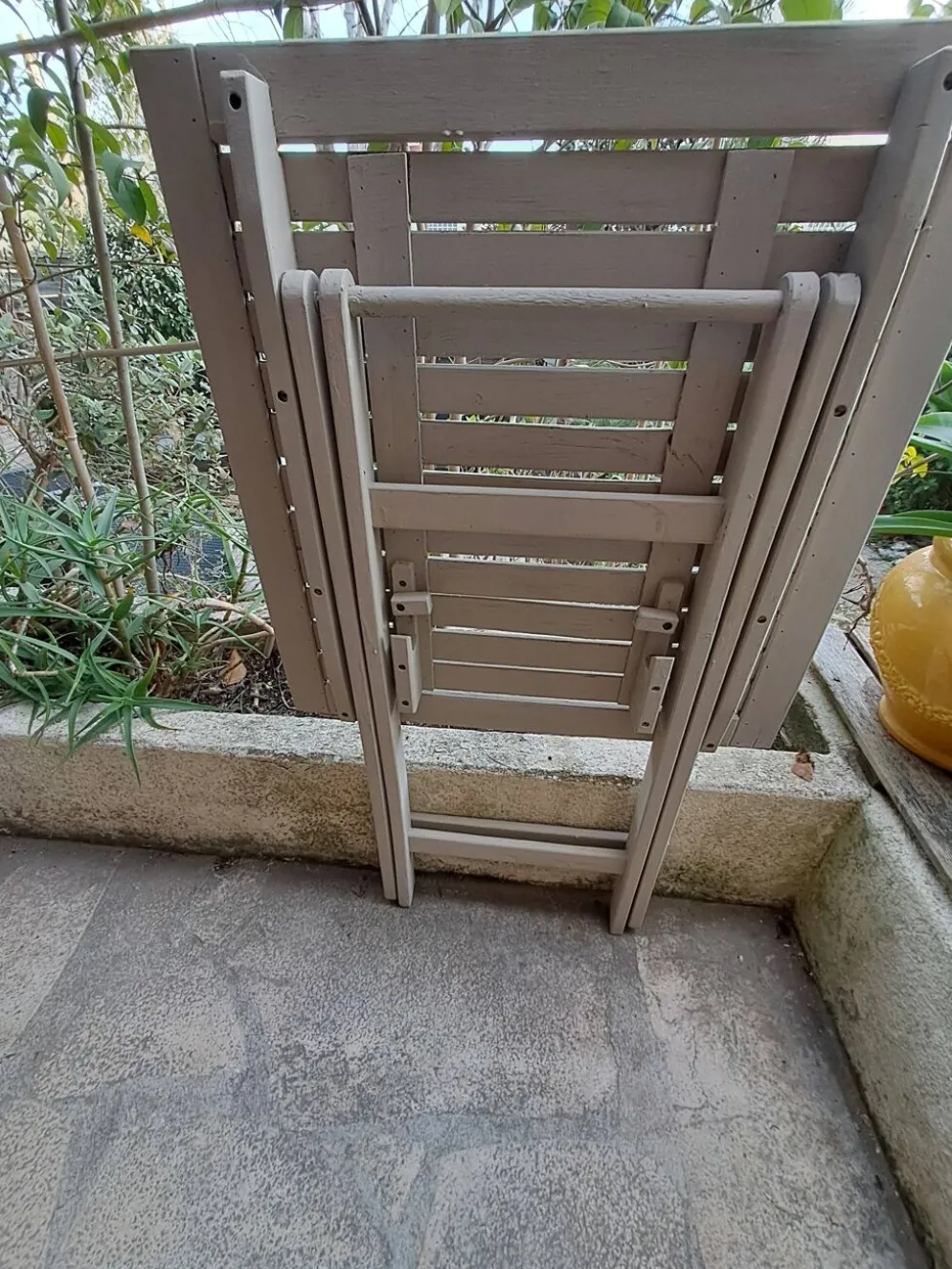 Table jardin pliante en bois peinte en beige grisé carrée