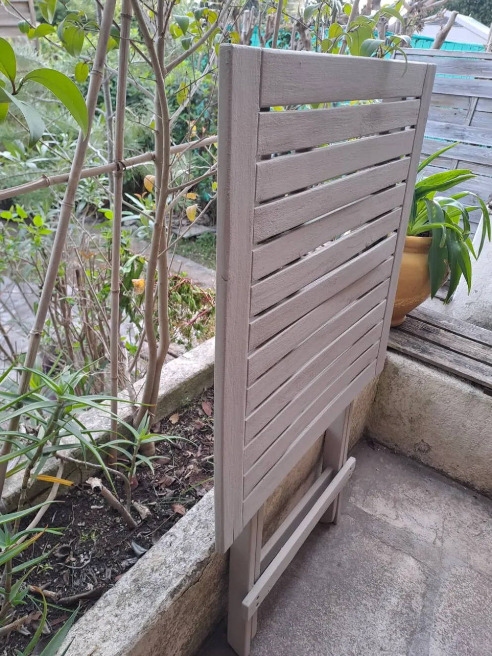 Table jardin pliante en bois peinte en beige grisé carrée