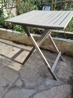 Table jardin pliante en bois peinte en beige grisé carrée