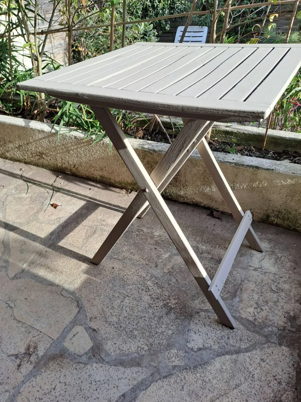 Table jardin pliante en bois peinte en beige grisé carrée