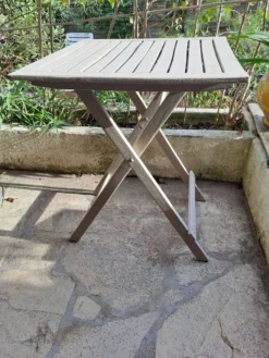 Table jardin pliante en bois peinte en beige grisé carrée