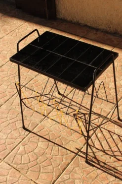 Table porte-revues/vinyles vintage – Plateau carrelé noir, filet scoubidou