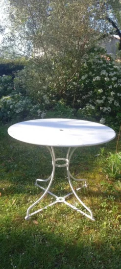 Table ronde de jardin en métal