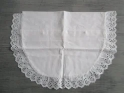 Taie d'oreiller demi-lune de berceau ancienne brodée