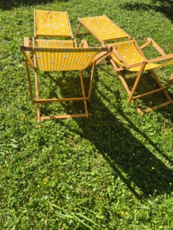 2 tansats chilienne vintage bois et toile jaune imprimé voilier avec repose