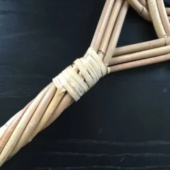 Tapette à tapis en rotin