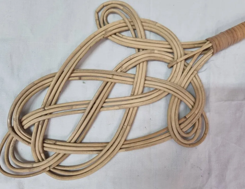 Tapette à tapis, tape tapis en rotin tressé