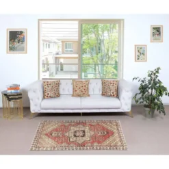 Tapis accent turc vintage. Noué à la main en Turquie. Couleurs beige et rouge.