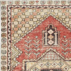 Tapis accent turc vintage. Noué à la main en Turquie. Couleurs beige et rouge.
