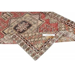 Tapis accent turc vintage. Noué à la main en Turquie. Couleurs beige et rouge.