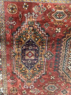 Tapis anciens en laine a décors sur fond rouge XX siècle