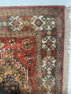 Tapis anciens en laine a décors sur fond rouge XX siècle