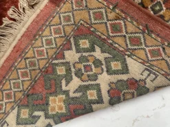 Tapis anciens en laine a décors sur fond rouge XX siècle