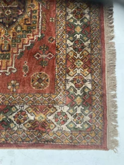 Tapis anciens en laine a décors sur fond rouge XX siècle