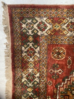 Tapis anciens en laine a décors sur fond rouge XX siècle