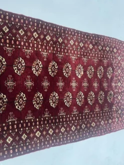 Tapis anciens en laine a décors sur fond rouge XX siècle