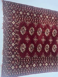 Tapis anciens en laine a décors sur fond rouge XX siècle