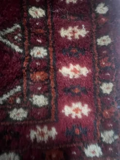 Tapis anciens en laine a décors sur fond rouge XX siècle
