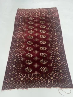 Tapis anciens en laine a décors sur fond rouge XX siècle