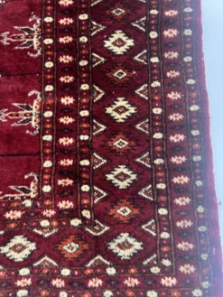 Tapis anciens en laine a décors sur fond rouge XX siècle