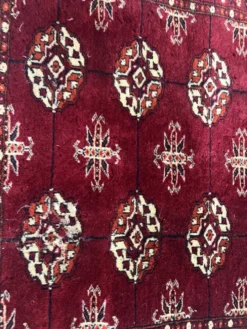 Tapis anciens en laine a décors sur fond rouge XX siècle