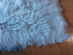 Tapis a poils longs pure laine blanc , vintage
