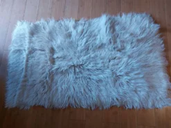 Tapis a poils longs pure laine blanc , vintage
