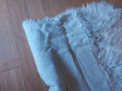 Tapis a poils longs pure laine blanc , vintage