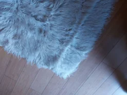 Tapis a poils longs pure laine blanc , vintage