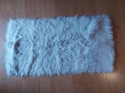 Tapis a poils longs pure laine blanc , vintage