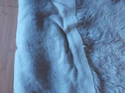 Tapis a poils longs pure laine blanc , vintage