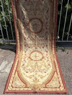 Tapis aux points noués de style Aubusson – 2.45 x 090 Mètres -