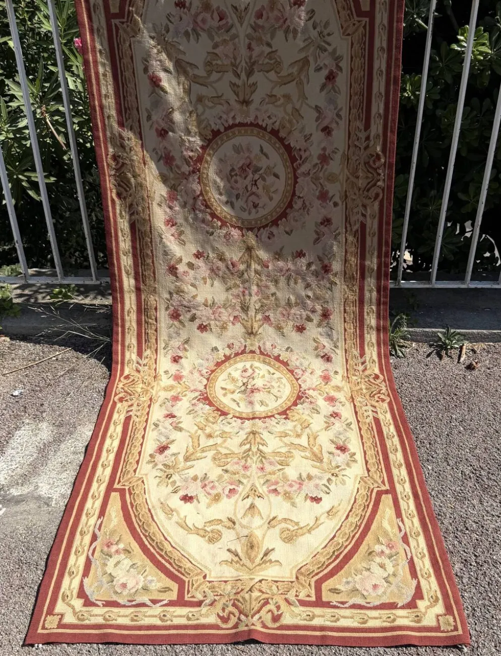 Tapis aux points noués de style Aubusson – 2.45 x 090 Mètres -