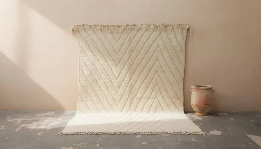 Tapis Beni Ouarain 300×225 cm – Tapis en laine marocaine ivoire avec motif chevron, GO-963