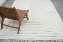 Tapis Beni Ouarain 300×205 cm – Tapis en laine marocain ivoire minimaliste avec motif architectural, GO-964