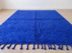 Tapis Beni Ouraine en laine naturelle bleu majorelle taille 1,4/2,6 m