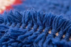 Tapis Beni Ouraine en laine naturelle bleu majorelle taille 1,4/2,6 m