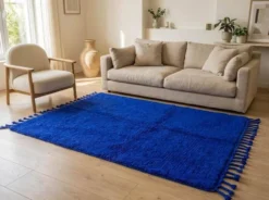 Tapis Beni Ouraine en laine naturelle bleu majorelle taille 1,4/2,6 m