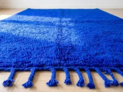 Tapis Beni Ouraine en laine naturelle bleu majorelle taille 1,4/2,6 m