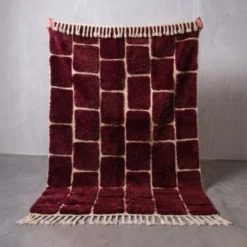 Tapis Beni Ouraine en laine sur mesure traditionnelle bordeaux 1,5/2,5 m