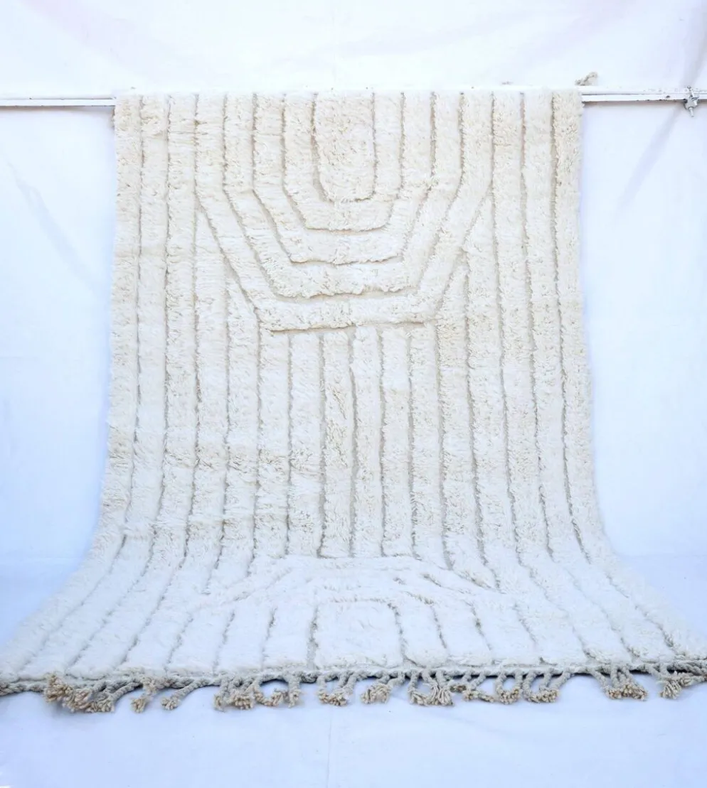 Tapis berbère écru en laine à motifs relief – 150 × 240 cm