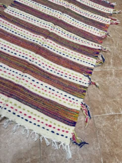 Tapis berbère kilim tissé à la main : petit tapis d'appoint marocain