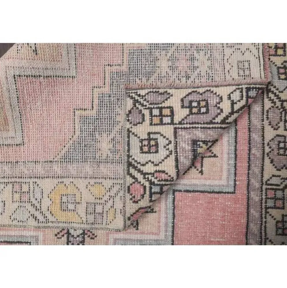 Tapis couloir vintage turc Oushak fait à la main en laine et coton rose 117x254